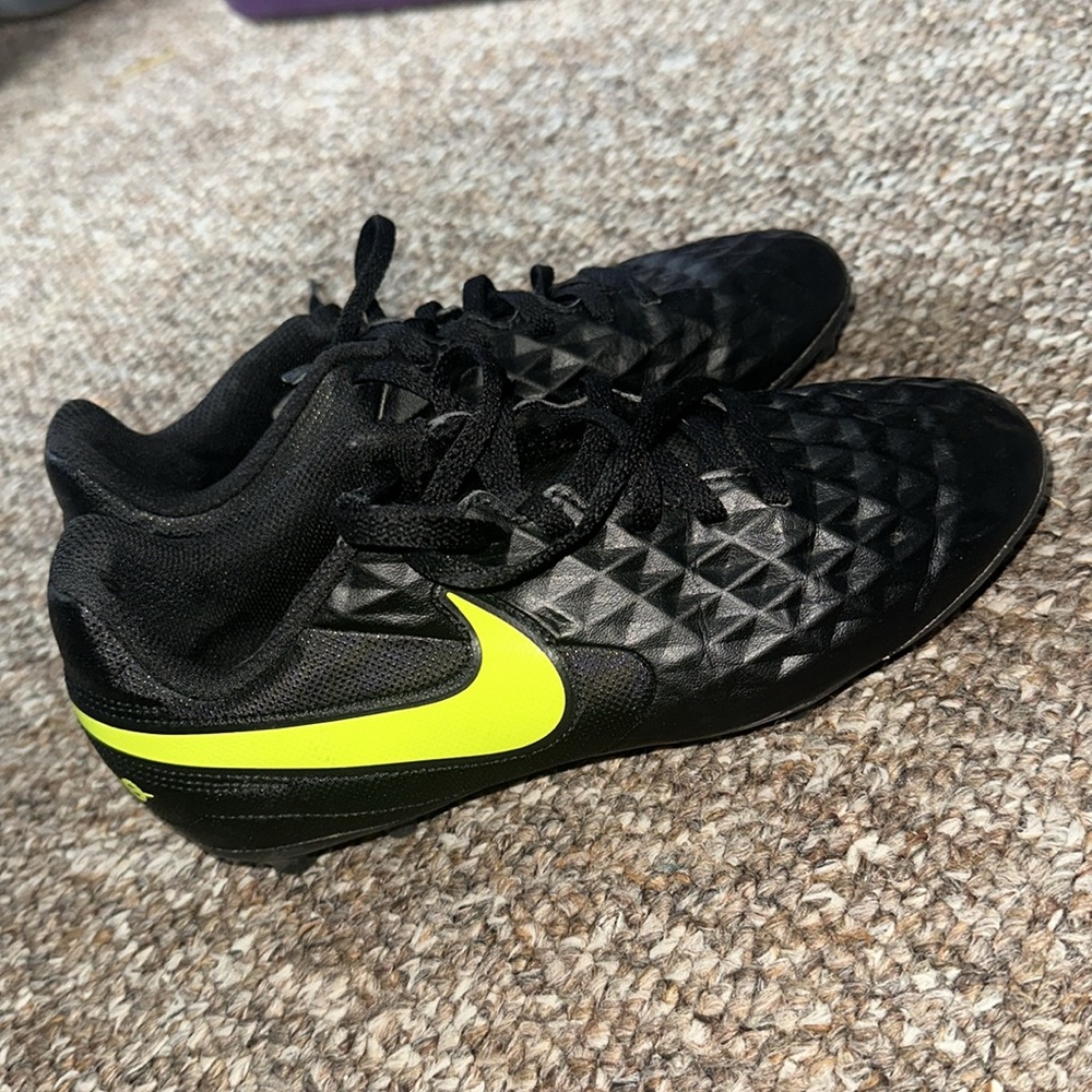 Youth Nike Tiempo Soccer Cleats size 3.5 black and bright green like new